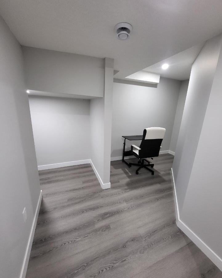 Luxury Suite In Calgary Nw エクステリア 写真