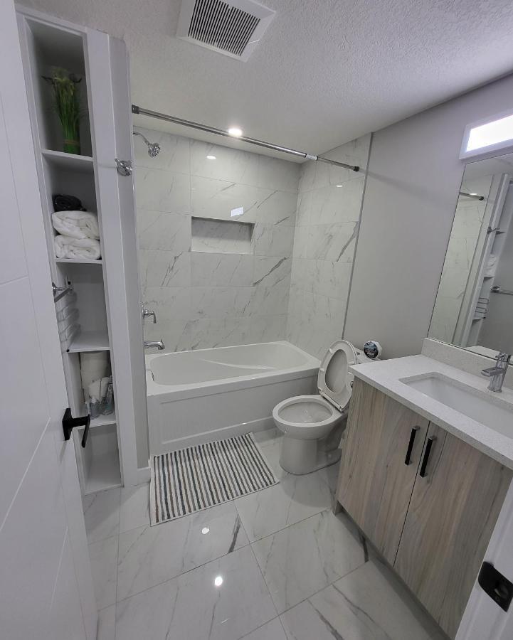 Luxury Suite In Calgary Nw エクステリア 写真